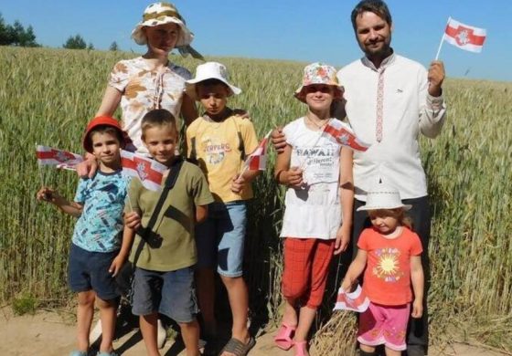 Białoruski dziennikarz zmuszony do ucieczki z kraju. Z pięciorgiem dzieci