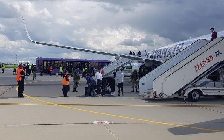 Białoruski opozycjonista: Załodze samolotu Ryanair grożono zestrzeleniem, jeśli nie zawróci do Mińska
