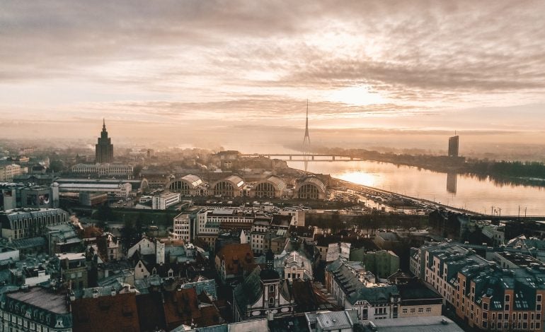 Łotwa wprowadza twardy lockdown i godzinę policyjną