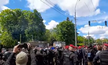 Protesty przed budynkiem Sądu Apelacyjnego w Kijowie, który rozpatruje zażalenie na areszt domowy Medwedczuka