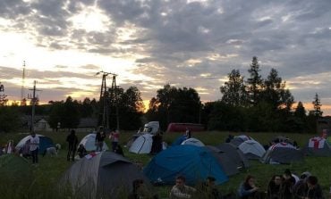 Białorusini rozbili pod granicą miasteczko namiotowe. Żądają otwarcia granic lądowych