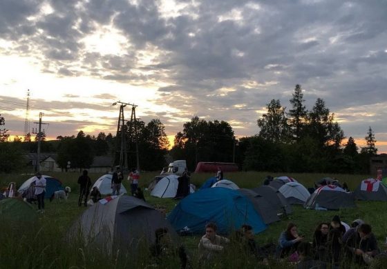 Białorusini rozbili pod granicą miasteczko namiotowe. Żądają otwarcia granic lądowych