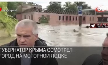 Powódź w Kerczu. Samozwańczy gubernator Krymu wizytował miejsce kataklizmu w motorówce, którą ścigało trzech pływaków (WIDEO)