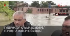 Powódź w Kerczu. Samozwańczy gubernator Krymu wizytował miejsce kataklizmu w motorówce, którą ścigało trzech pływaków (WIDEO)