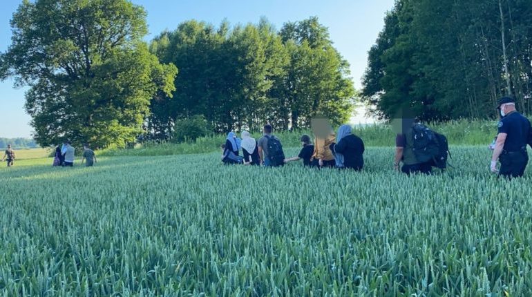 Wilno wie jak powstrzymać nielegalnych migrantów zalewających kraj od strony Białorusi. Mur na granicy to nie wszystko