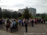 Polacy z Grodna w kolejce do Polskiej Szkoły