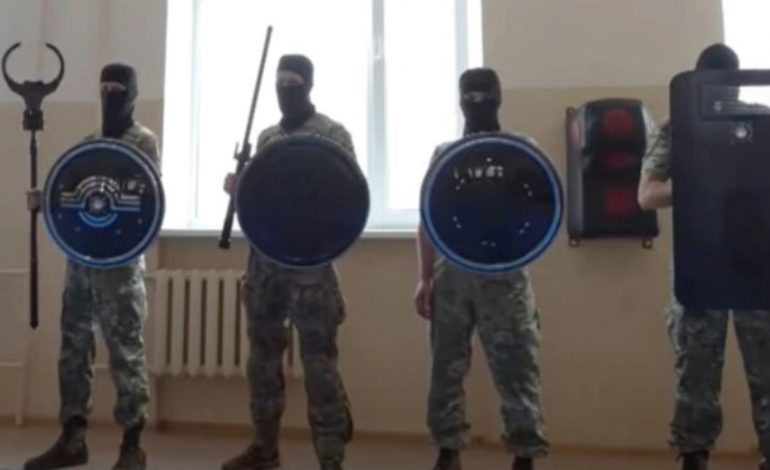 Elektryczne szczypce, tarcze z falą uderzeniową. OMON pokazał nowe narzędzia walki z opozycją