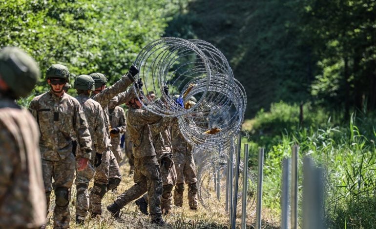 Rekordowa liczba imigrantów szturmowała granicę. Media alarmują: reżim może zdecydować się na wariant „zorganizowanego przerwania granicy przez tłum imigrantów”