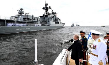 Na morskiej defiladzie Putin straszy bronią hipersoniczną