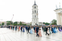 Maturzyści szkół polskich na Litwie zatańczyli na placu Katedralnym w Wilnie tradycyjnego poloneza