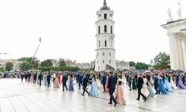 Maturzyści szkół polskich na Litwie zatańczyli na placu Katedralnym w Wilnie tradycyjnego poloneza