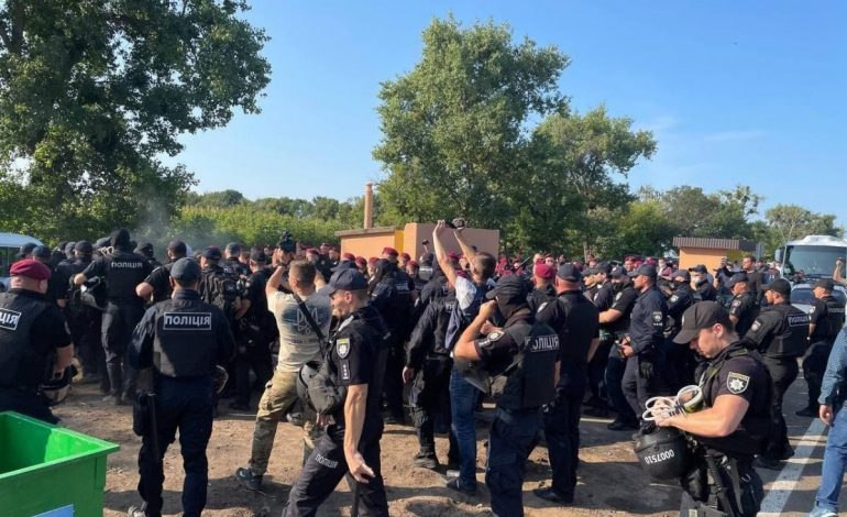 W obwodzie czerkaskim „Korpus Narodowy” próbował uniemożliwić Zełenskiemu podniesienie flagi państwowej