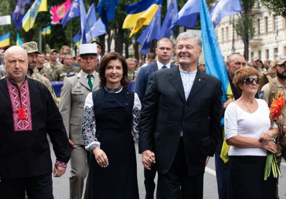 Mężczyzna, który oblał Petra Poroszenkę środkiem antyseptycznym, został wypuszczony na wolność. Były prezydent ma poparzone oczy