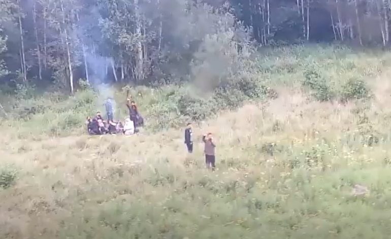Polscy pogranicznicy uratowali przed śmiercią w bagnie 12 nielegalnych migrantów, w tym dzieci