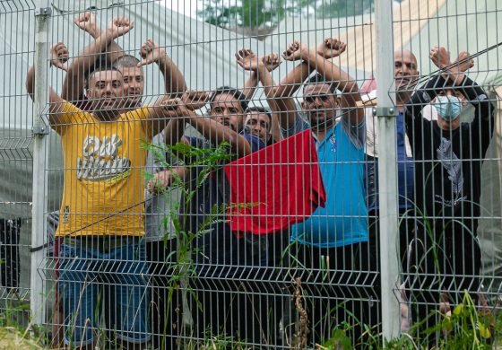 PILNE: Podczas przeszukania obozu dla imigrantów w Rudnikach znaleziono broń