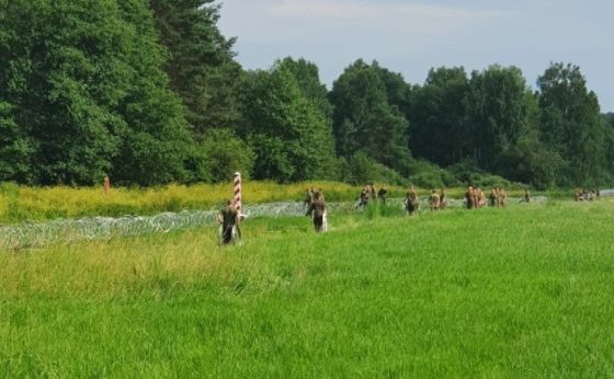 Wojsko Polskie stawia zasieki na granicy z Białorusią (FOTOFAKT)
