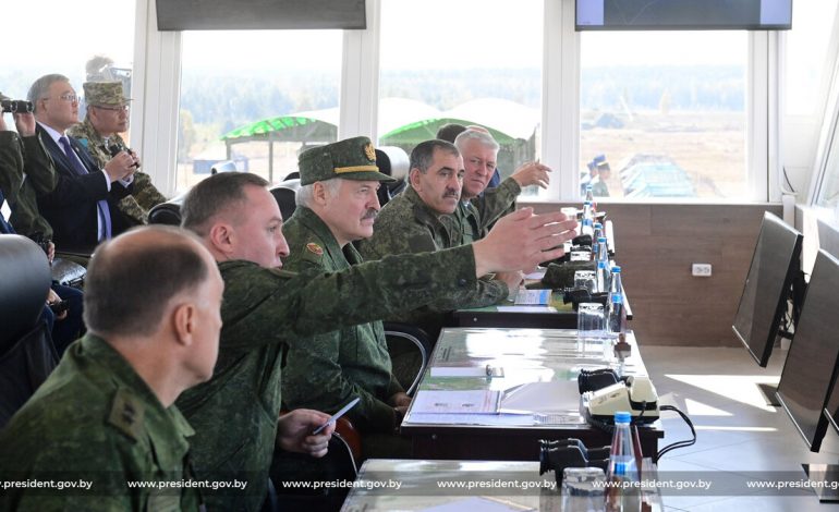 Białoruska armia zamówiła 20 tys. nieśmiertelników. Łukaszenka przygotowuje się do wojny?