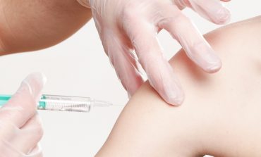 Na Ukrainie kończy się termin przydatności zgromadzonych szczepionek przeciw koronawirusowi. Czy zostaną wykorzystane do trzeciego szczepienia?