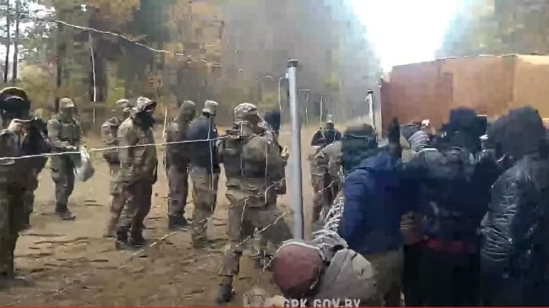 Białoruski reżim oskarża Polskę o strzelanie do imigrantów