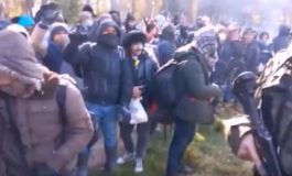 PILNE! Straż Graniczna publikuje nagranie siłowego forsowania polskiej granicy przez imigrantów (WIDEO)