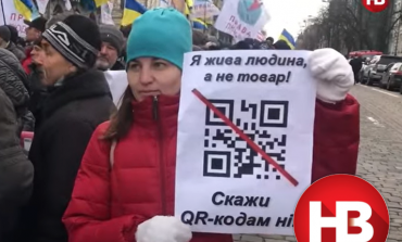 Uczestnicy protestu przeciwko szczepieniom na koronawirusa trzymali plakaty z kodem QR „Jednej Rosji”