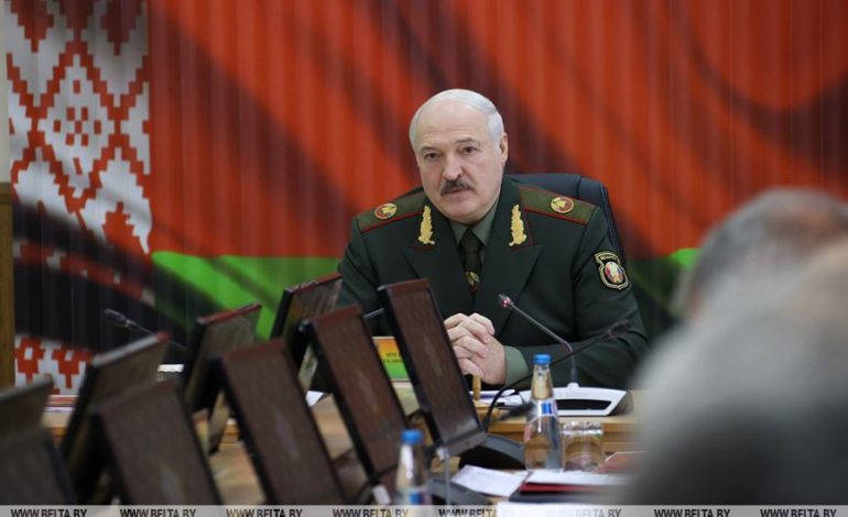 Łukaszenka straszy wojskowym mundurem. „Wspólnie z Rosją przeprowadzimy ćwiczenia pod ukraińską granicą”