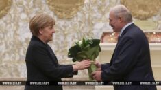 Białoruski dyktator może uniknąć sankcji. To efekt negocjacji Merkel z Putinem?