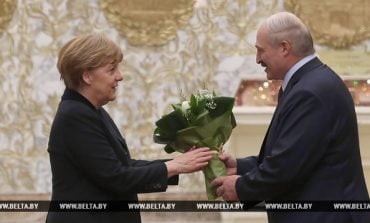 Białoruski dyktator może uniknąć sankcji. To efekt negocjacji Merkel z Putinem?