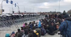 PILNE: Imigranci czekają na przejściu granicznym na autokary, którymi “zostaną przewiezieni do Niemiec” (WIDEO)