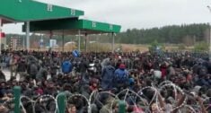 GRANICA z Białorusią: Polscy funkcjonariusze w oczekiwaniu na siłowe forsowanie granicy. Strzały po białoruskiej stronie! (WIDEO)