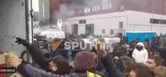 Migrantom dostarczono na granicę food – truck z kebabami, hot dogami, grzanym winem i piwem (WIDEO)
