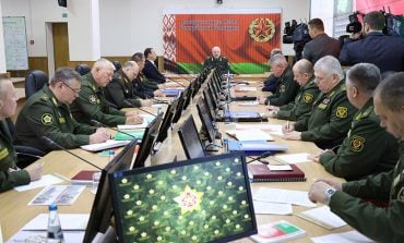 „Jeśli wybuchnie wojna ...”. Po naradzie z wojskiem Łukaszenka zadzwonił do Putina