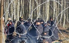 Tak białoruskie służby bawią się naszymi emocjami. Odprawa migrantów na granicy z białoruskim propagandystą