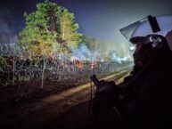Media: Białoruskie siły bezpieczeństwa wydają migrantom noże i zmuszają do szturmu na granicę