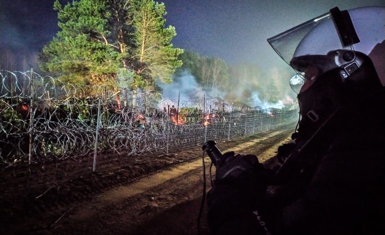 Media: Białoruskie siły bezpieczeństwa wydają migrantom noże i zmuszają do szturmu na granicę