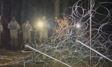 Kolejne próby siłowego forsowania granicy pod nadzorem białoruskich służb. Poszkodowany polski żołnierz (WIDEO)