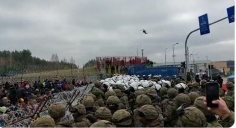 The Telegraph: Łukaszenka szkoli migrantów do starć na granicy!
