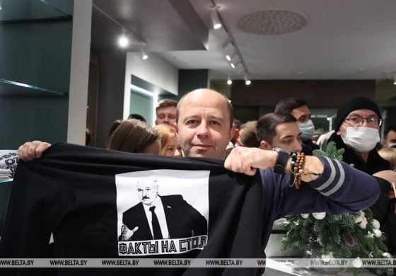 Łukaszenka robi kolejny biznes. W Mińsku kolejki po koszulki z cytatami dyktatora (FOTO)