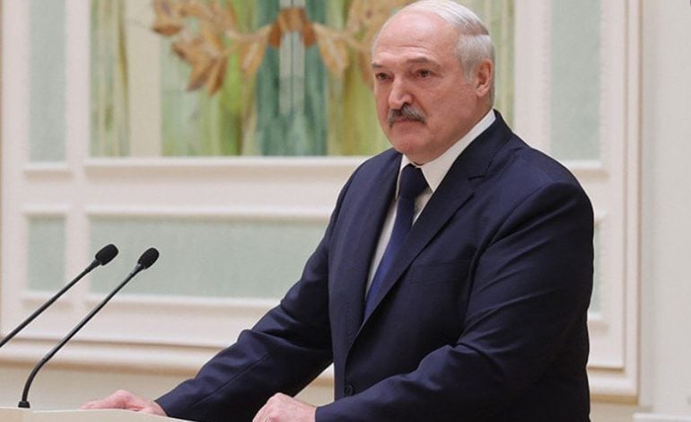 Łukaszenka nie komentuje decyzji Putina w sprawie “republik”. Wie, że jego koniec jest bliski!