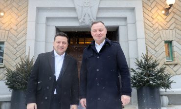 W czasie rozmowy telefonicznej z prezydentem RP Zełenski pozdrowił Polskę z okazji Święta Konstytucji 3 maja i zaprosił Dudę do wystąpienia w ukraińskim parlamencie
