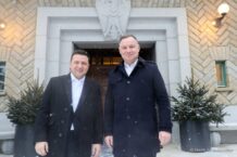 W czasie rozmowy telefonicznej z prezydentem RP Zełenski pozdrowił Polskę z okazji Święta Konstytucji 3 maja i zaprosił Dudę do wystąpienia w ukraińskim parlamencie