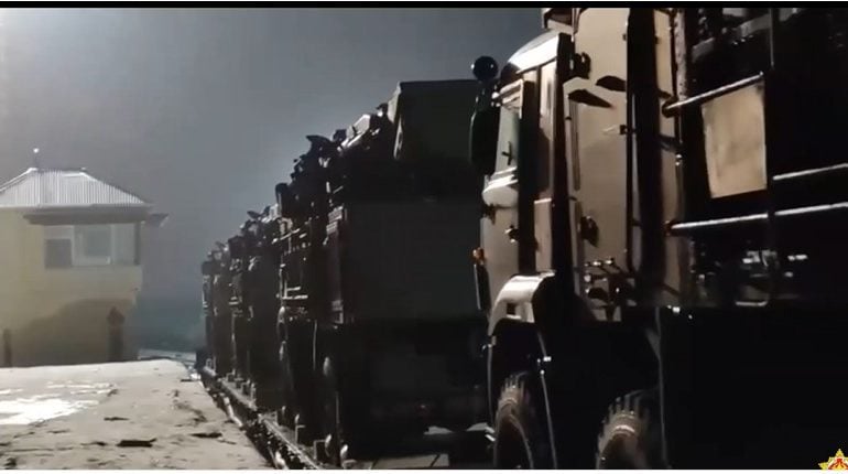 Rosja przerzuciła z Syberii na Białoruś zestawy artyleryjsko-rakietowe Pancyr (WIDEO)