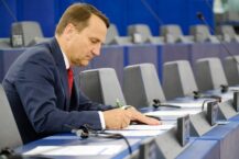 Polski eurodeputowany określił Rosję „seryjnym gwałcicielem”. Reakcja MSZ Rosji