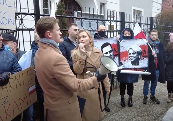 Pikieta przed konsulatem Rosji w Gdańsku. Uczestnicy domagali się uwolnienia uwięzionych Polaków (WIDEO)