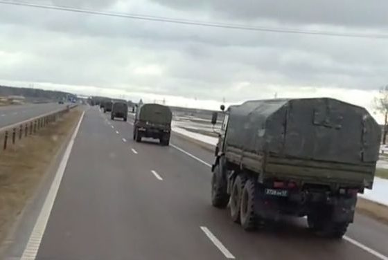 Kilometrowa kolumna rosyjskich wojsk jedzie przez Białoruś w stronę Ukrainy (WIDEO)