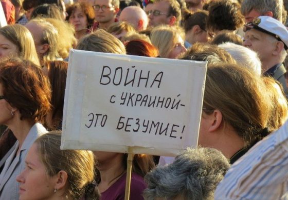 W Jekaterynburgu przeciwko wojnie protestuje kobieta z zaszytymi ustami