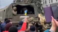 Nieuzbrojeni mieszkańcy otoczyli rosyjskich żołnierzy w zdobytym Berdiańsku. Wideo