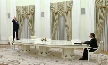 Zagadka długiego stołu podczas spotkania na Kremlu rozwiązana. Chodzi o DNA prezydenta Francji