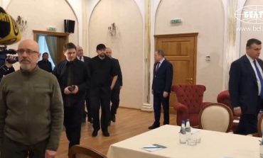 Gospodarz rosyjsko - ukraińskich pertraktacji: Białorusini modlą się za was! Ukraińska delegacja jechała przez Polskę