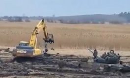 Coś poszło nie tak? Rosyjskie czołgi ugrzęzły w błocie na granicy z Ukrainą (WIDEO)